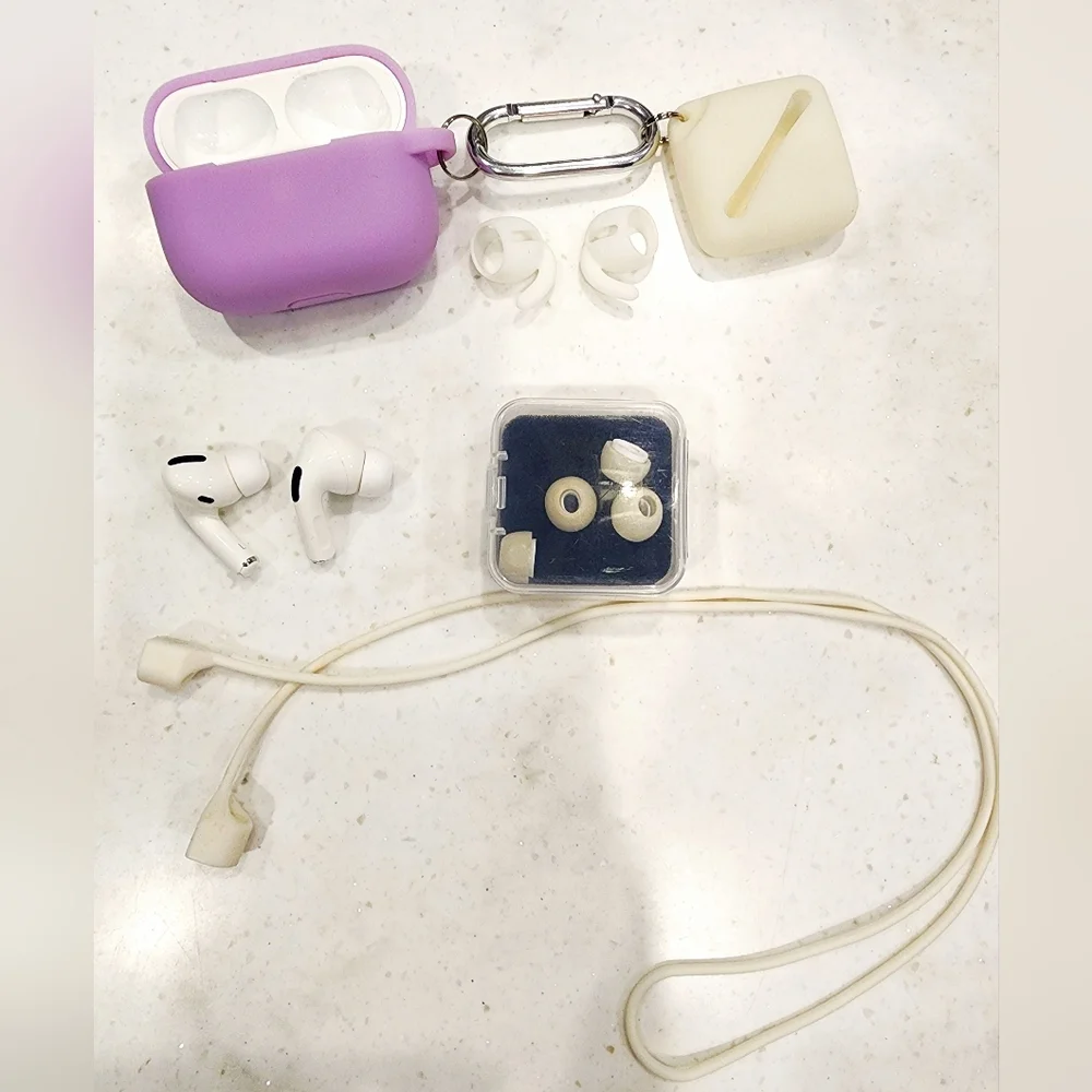 Apple Airpods Pro NWOB White New Noise Cancelling Earbuds Bluetooth